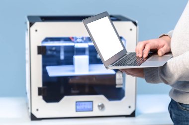 Tasarımcı 3D yazıcı ile çalışıyor