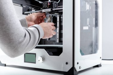 Tasarımcı 3D yazıcı ile çalışıyor
