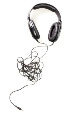 Siyah kulaklıklar beyaza izole edilmiş.