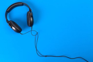 Mavi arkaplanda kulaklık