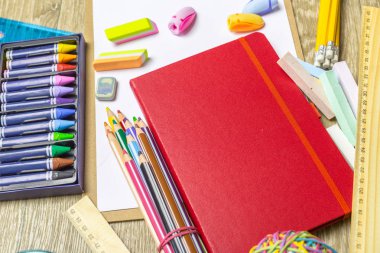 Tablo üzerinde çeşitli renkli çizim araçları