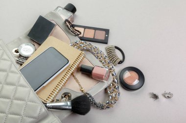 Kadın çanta aksesuarları pastel arka plan üzerinde görüntüleyin