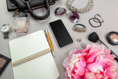 Kadın çanta aksesuarları pastel arka plan üzerinde görüntüleyin