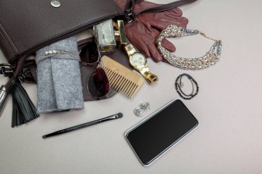 Kadın çanta aksesuarları pastel arka plan üzerinde görüntüleyin