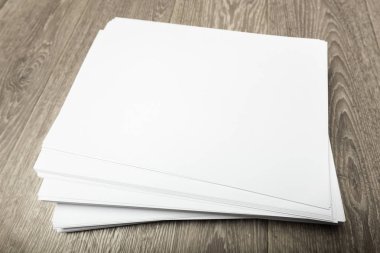 Boş kağıt yığınını ahşap yüzey üzerinde