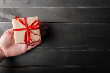 küçük hediye kutu kırmızı kurdele ile yakın çekim