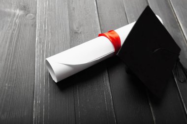 siyah Mezuniyet Derecesi ile kap