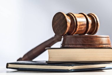 Tahta tokmak ve açık renkli kitap 