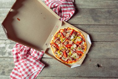 katta taze pişmiş pizza kutusu açıldı