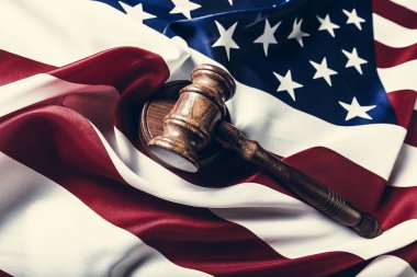 ABD bayrağı ile tahta tokmak