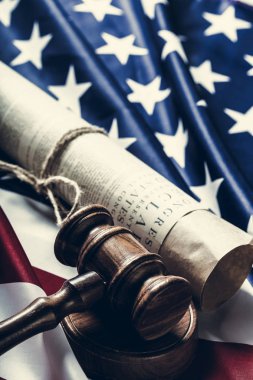 ABD bayrağı ile tahta tokmak