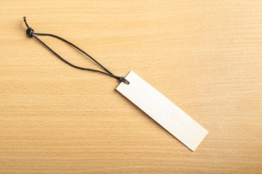 Ahşap arkaplanda satırı olan boş etiket