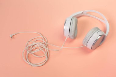 turuncu arka plan üzerinde kulaklık