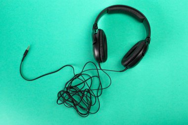 yeşil arka plan üzerinde kulaklık