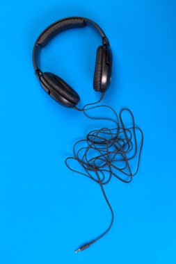 Mavi arkaplanda kulaklık
