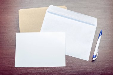 Boş kağıt ve zarf üzerinde ahşap arka plan fotoğrafı