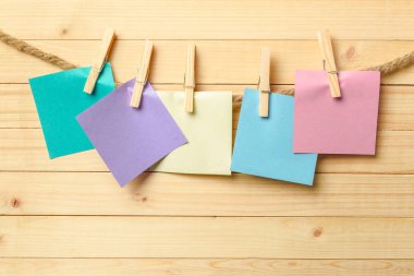 clothespins ile boş kağıtlar üzerinde ahşap arka plan asılı
