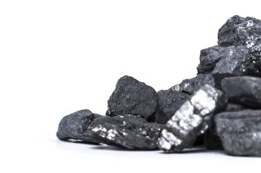 Beyaz arka plan üzerinde doğal ahşap kömür göl kenarında