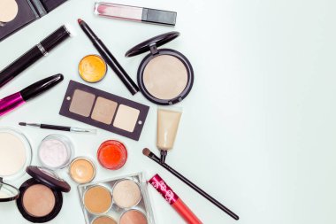 Beyaz arka plan üzerinde izole kozmetik aksesuarlar.