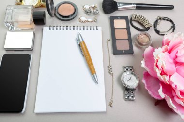 Kadın çanta aksesuarları pastel arka plan üzerinde görüntüleyin