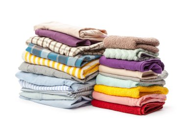 İki yığınlarının üzerinde beyaz izole giyim