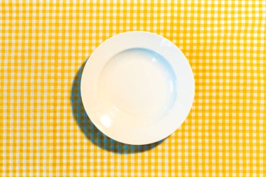 plaka üzerinde sarı damalı masa örtüsü