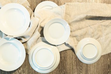 Beyaz masa örtüsü tabağa