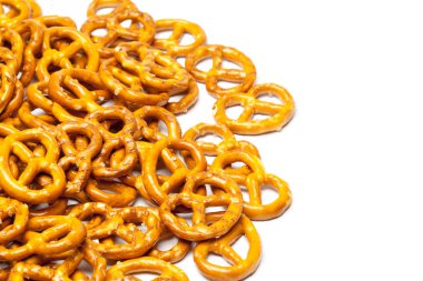 tanımlama bilgilerini bretzels beyaz arka plan üzerinde