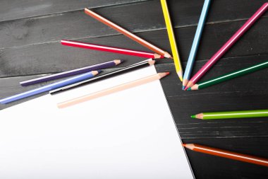 Ahşap masa üzerinde renkli kalemler