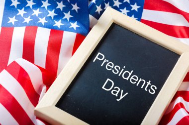 yazı tahtası ve Amerika Birleşik Devletleri bayrağı ile yazılmış metin mutlu Cumhurbaşkanlığı günü