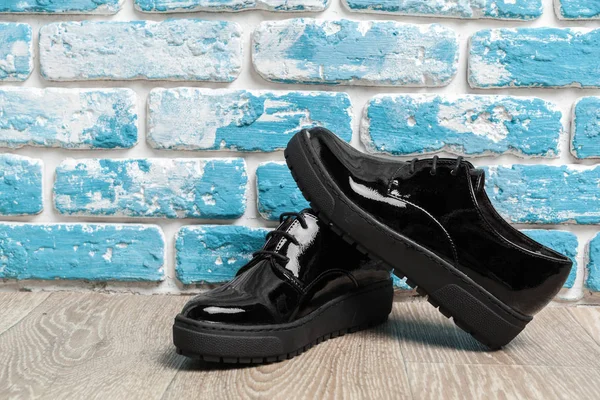 Sapatos Femininos Moda Fundo Madeira — Fotografia de Stock