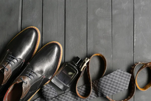 Boty Doplňky Pro Muže Leželo Dřevěnou Podlahu — Stock fotografie