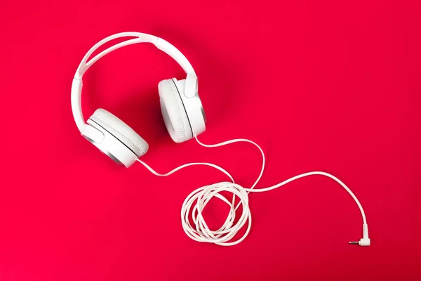Headphone Pada Permukaan Merah — Stok Foto