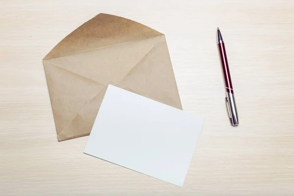 Foto Envelope Branco Caneta Sobre Fundo Madeira — Fotografia de Stock