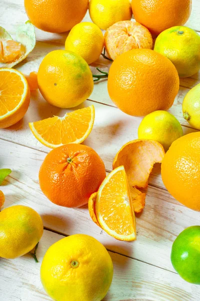 Verse Citrusvruchten Witte Houten Tafel — Stockfoto