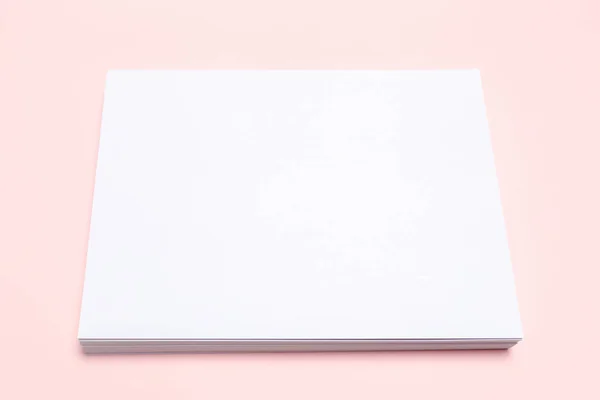 Arkusze Papieru Puste Szczycie Biurko Pastelowy Różowy — Zdjęcie stockowe