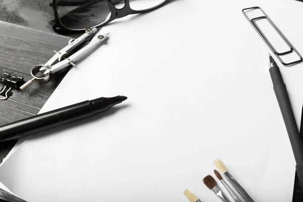 Caderno Lápis Branco Com Óculos Mesa Madeira — Fotografia de Stock