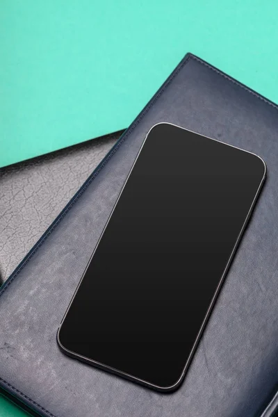 Smartphone Negro Sobre Mesa — Foto de Stock