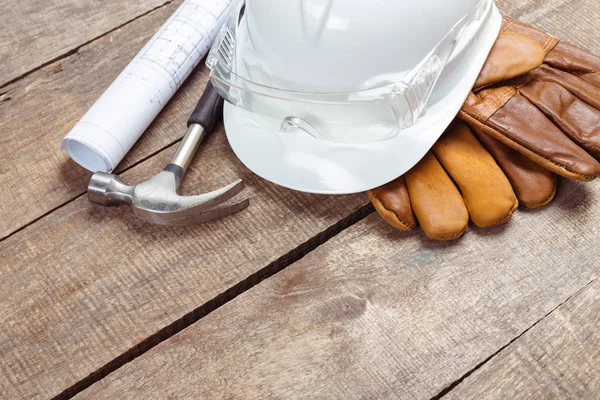 Hardhat Och Gamla Läderhandskar — Stockfoto