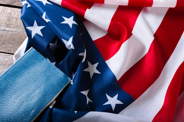 Bíblia Cima Uma Bandeira Americana — Fotografia de Stock