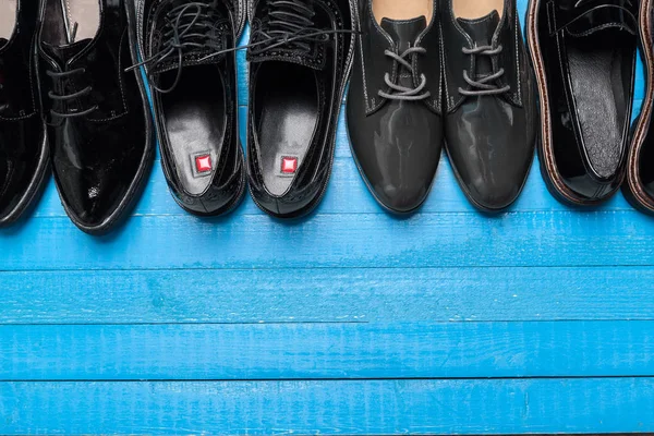 Ahşap Arka Plan Üzerinde Modaya Uygun Kadın Ayakkabı — Stok fotoğraf