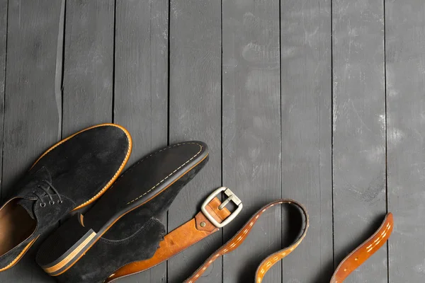 Buty Akcesoria Dla Mężczyzn Leżał Drewnianej Podłodze — Zdjęcie stockowe