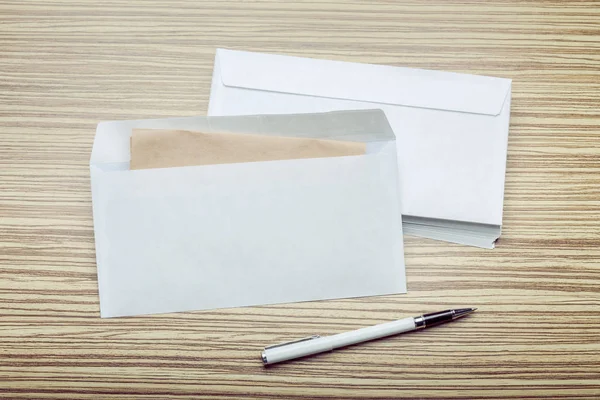 Ahşap arka plan boş zarflara fotoğrafı