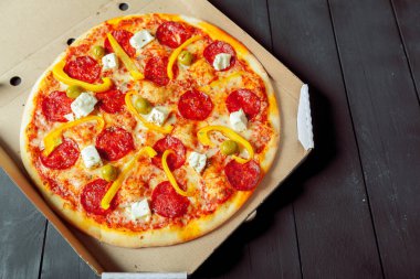 katta taze pişmiş pizza kutusu açıldı