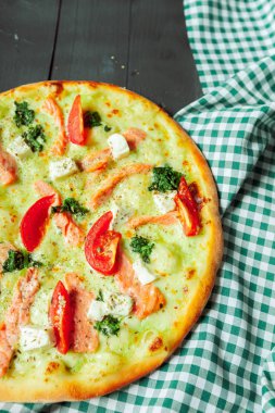 ahşap arka plan üzerinde taze lezzetli pizza