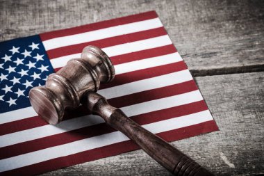 ABD bayrağı ile tahta tokmak