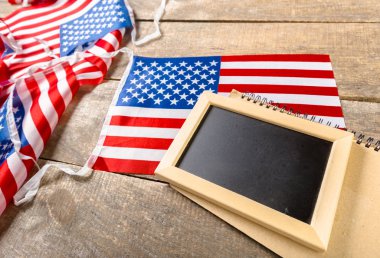 Amerikan bayrağı ile boş tebeşir tahtası