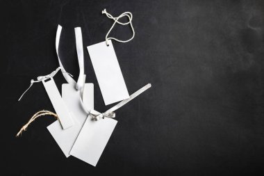 siyah arka plan üzerine beyaz kağıt Etiketler