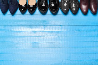 Ahşap arka plan üzerinde modaya uygun kadın ayakkabı