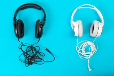 Mavi arkaplanda kulaklık